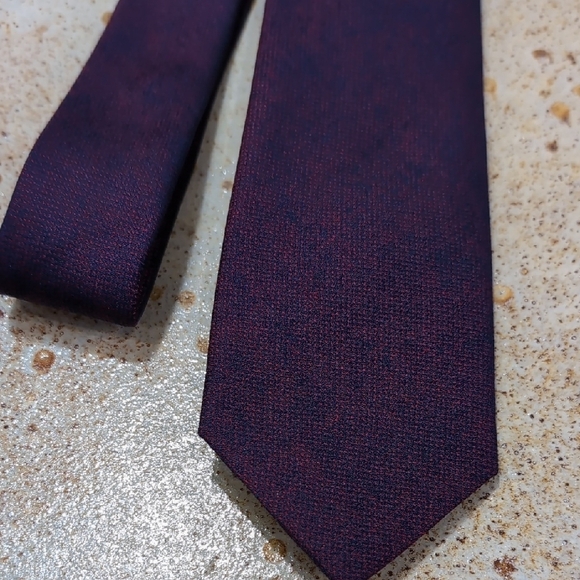 Kenneth Cole Reaction | 100% Silk Deep Purple Red Tie - Picture 1 of 6